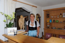 Karin empfängt Sie herzlich am Parndle Hof