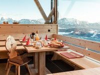 Ricca colazione con prodotti dal maso e vista sulle Dolomiti
